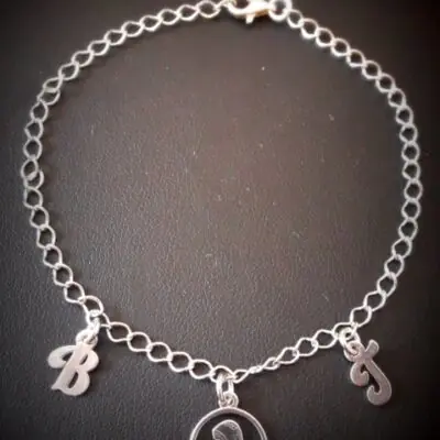 Srebrna Narukvica s Gospom i slovima/inicijalima po izboru