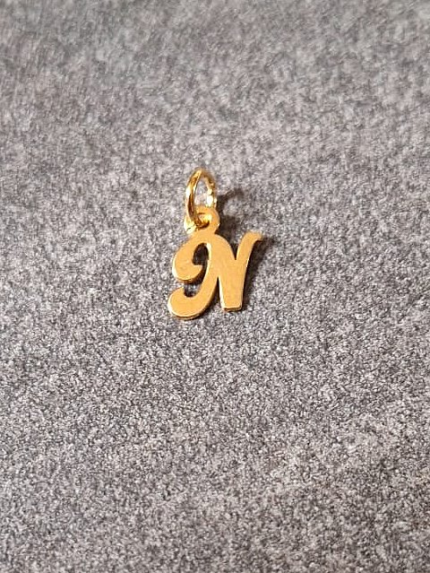 Letter “N” Pendant in Gold-Plated 925 Silver Privjesak sa slovom “N” od Pozlaćenog Srebra 925