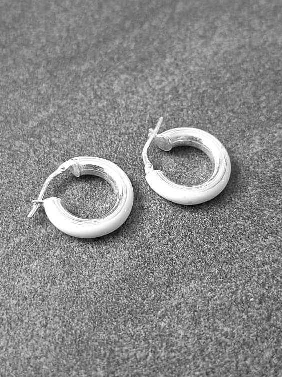 White Alka Earrings made of 925 Sterling Silver at Nakiteu Naušnice bijele Alke od Srebra 925